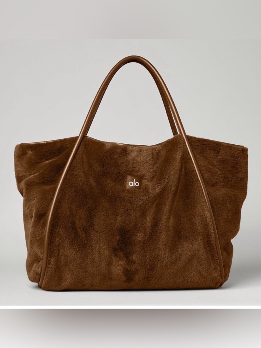 Alo Faux Fur xl weekender tote
vguc
